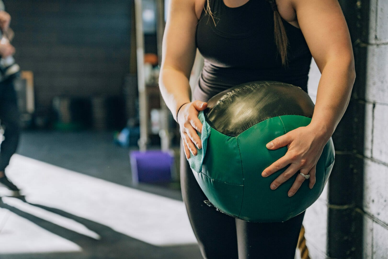CrossFit Willemsoord Lifting a medicine ball
