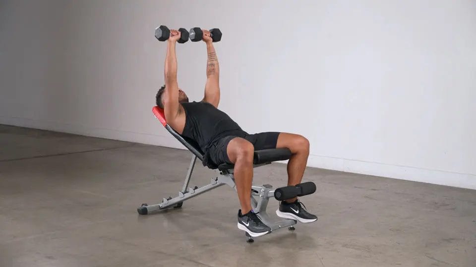 Waarom de Incline Alternating Dumbbell Bench Press een slimme oefening is voor kracht, stabiliteit én spieropbouw 1 124 1